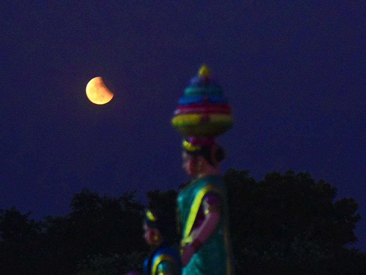 Lunar Eclipse Chandra Grahan 2022 In Telugu States Photos Surfaced - Sakshi33