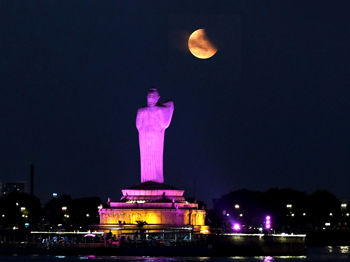 Lunar Eclipse Chandra Grahan 2022 In Telugu States Photos Surfaced - Sakshi7