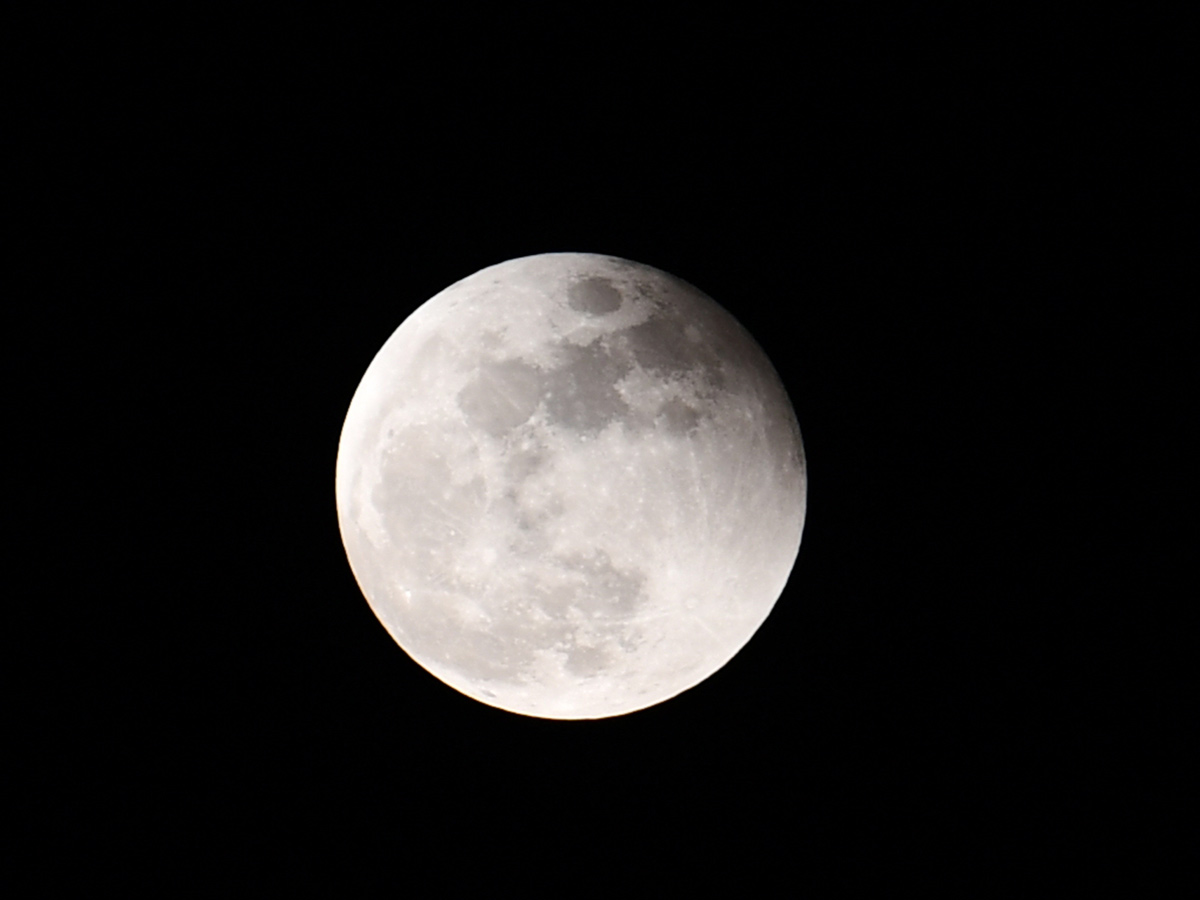 Lunar Eclipse Chandra Grahan 2022 In Telugu States Photos Surfaced - Sakshi9
