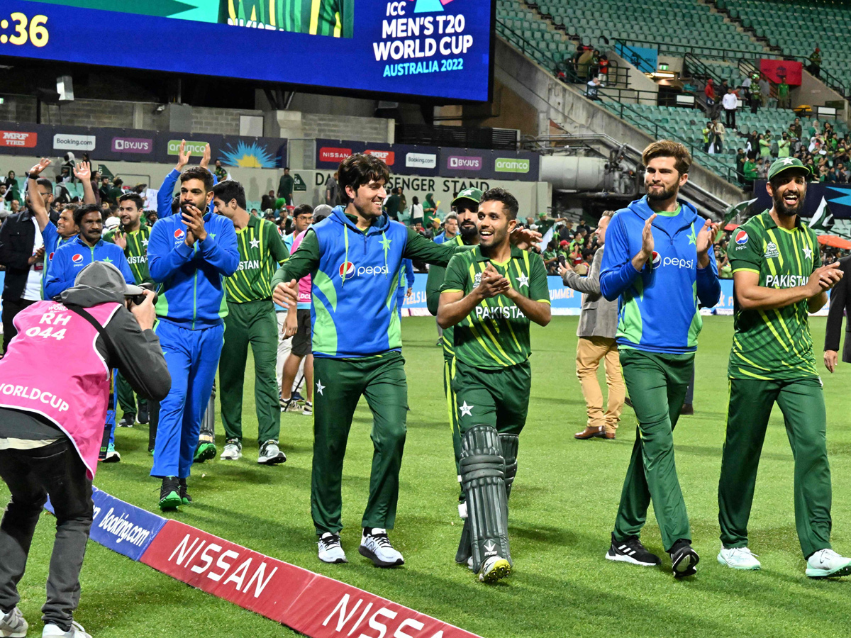 Pakistan beats New Zealand to reach T20 World Cup final Photo Gallery - Sakshi1