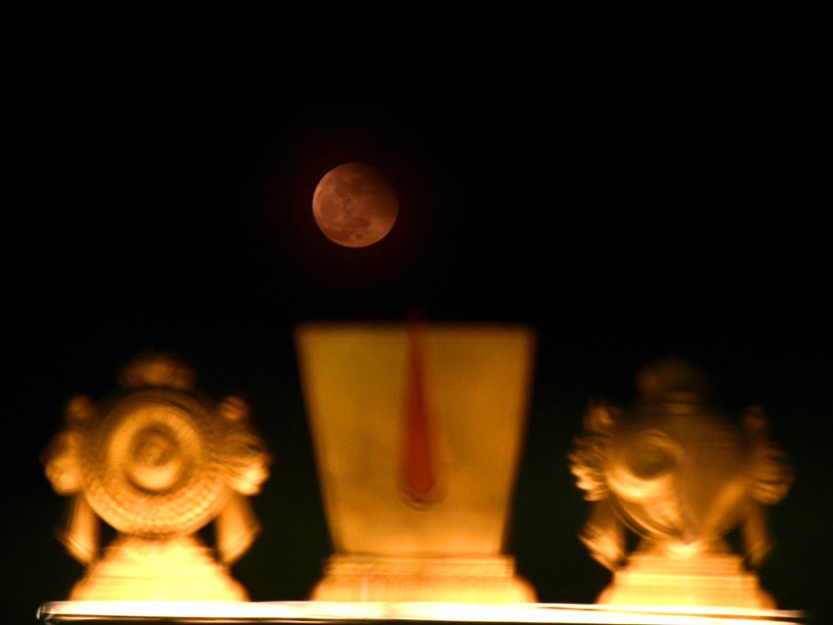 Holy Bath At Thirumala Kapila Theertham After Lunar Eclipse 2022 - Sakshi6