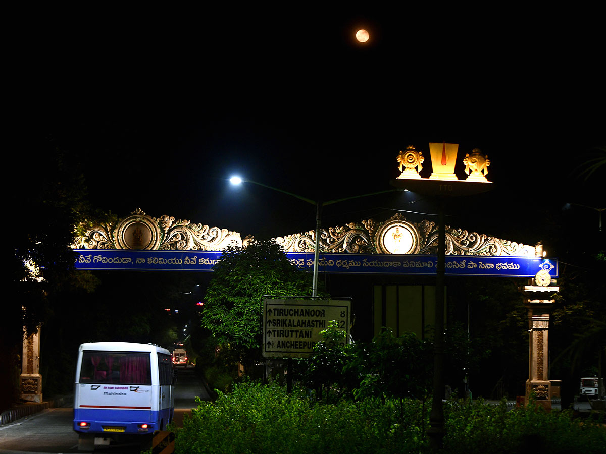 Holy Bath At Thirumala Kapila Theertham After Lunar Eclipse 2022 - Sakshi7