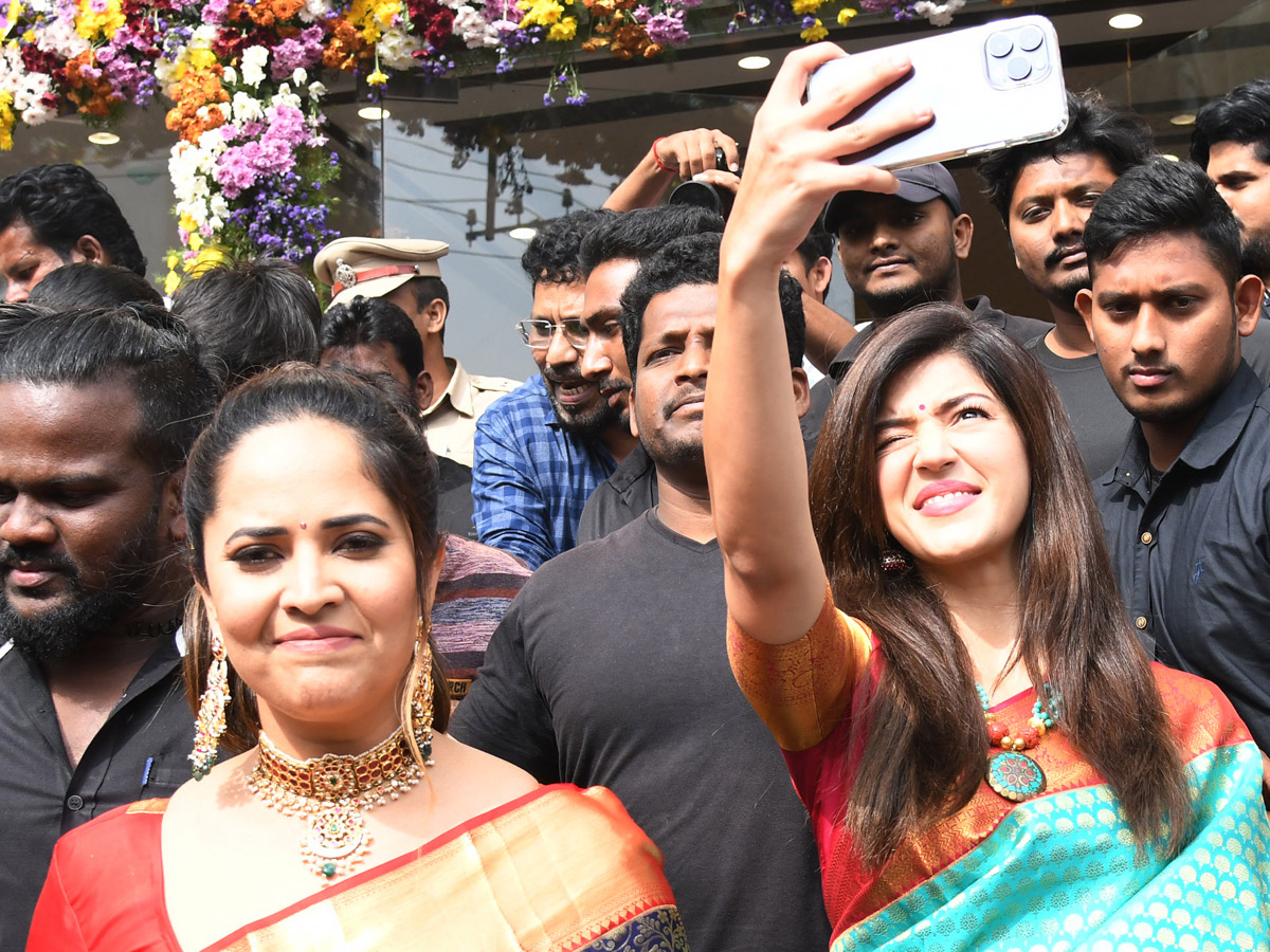 Heroin Mehreen Anasuya Inaugurated Shopping Mall In Ongole - Sakshi1