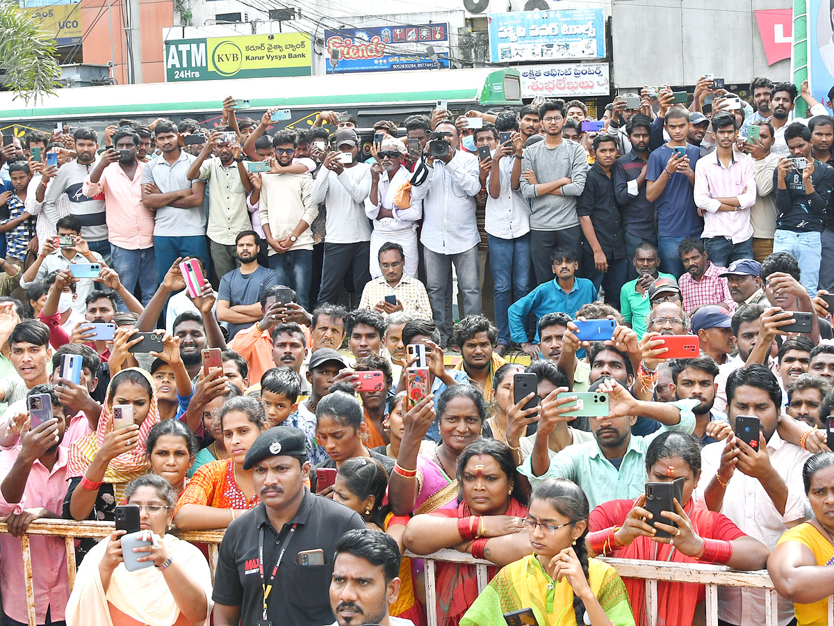 Heroin Mehreen Anasuya Inaugurated Shopping Mall In Ongole - Sakshi9