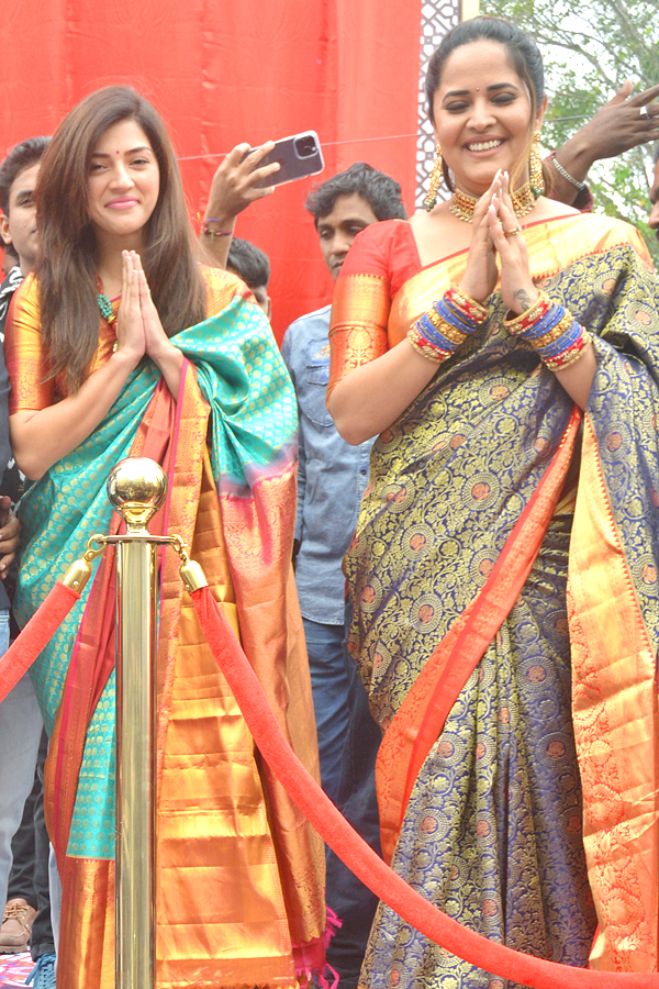 Heroin Mehreen Anasuya Inaugurated Shopping Mall In Ongole - Sakshi14