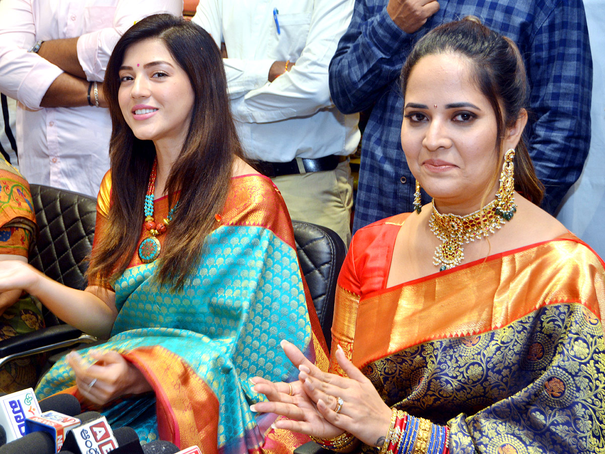 Heroin Mehreen Anasuya Inaugurated Shopping Mall In Ongole - Sakshi3