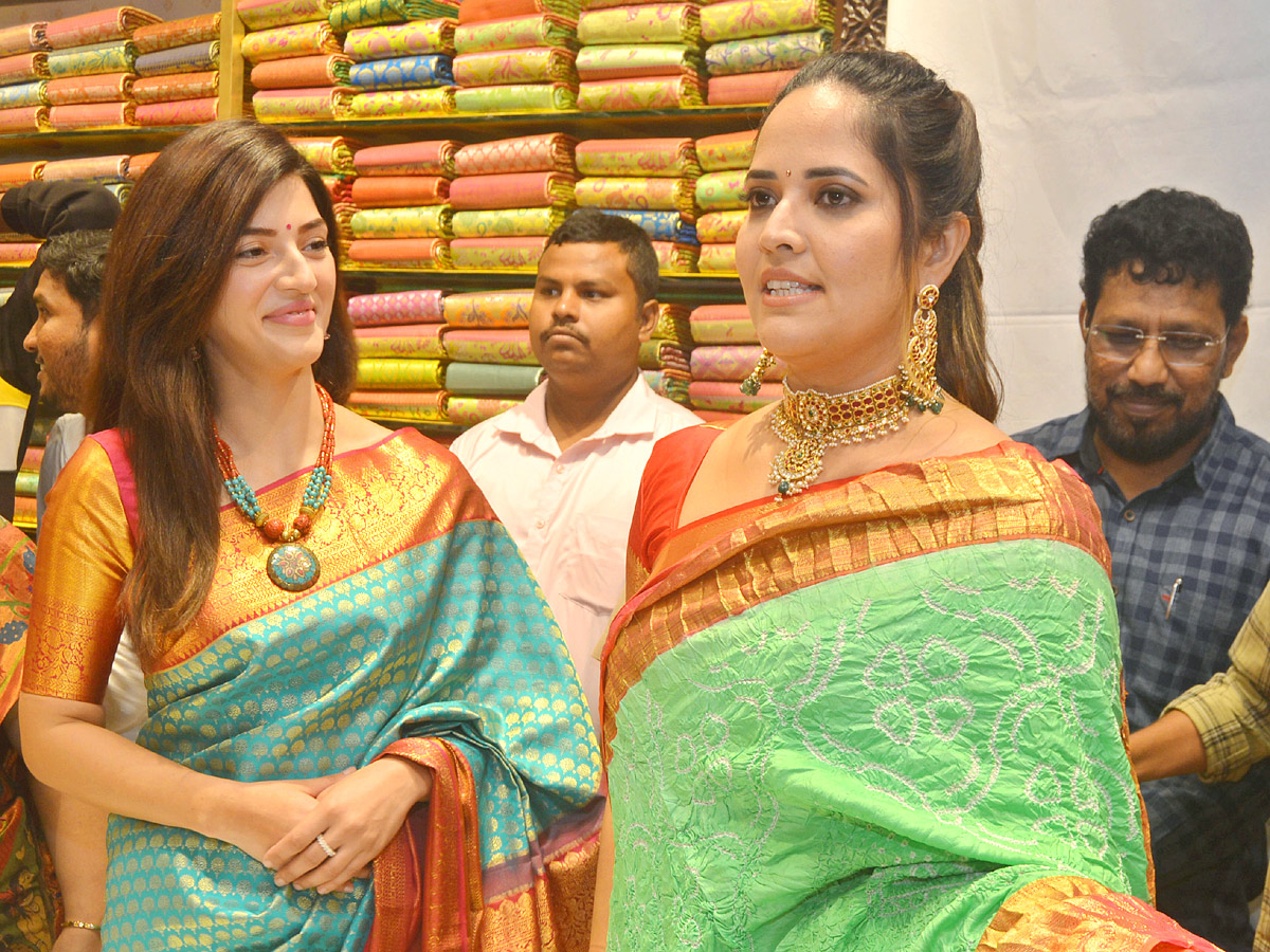 Heroin Mehreen Anasuya Inaugurated Shopping Mall In Ongole - Sakshi4