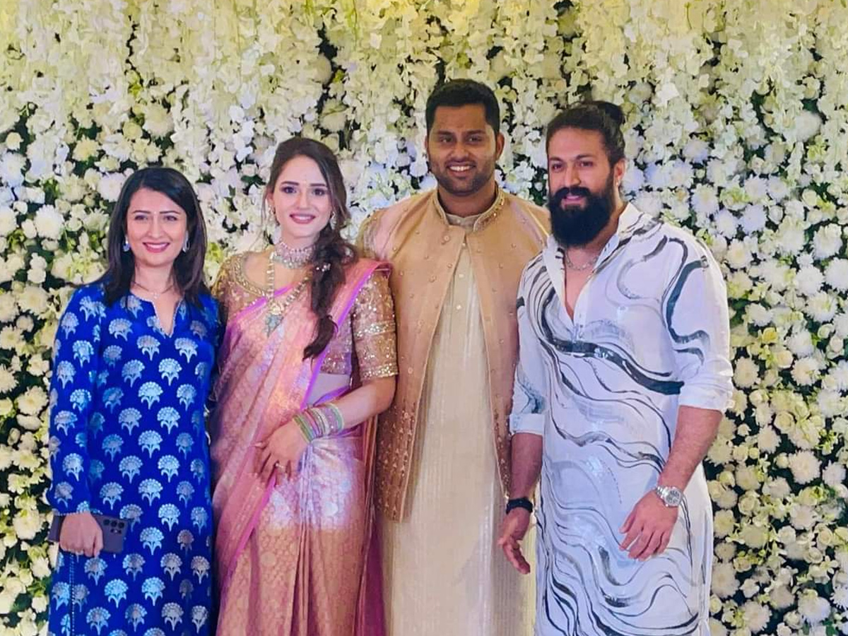 MP Sumalatha Abhishek Ambareesh Engagement  - Sakshi4