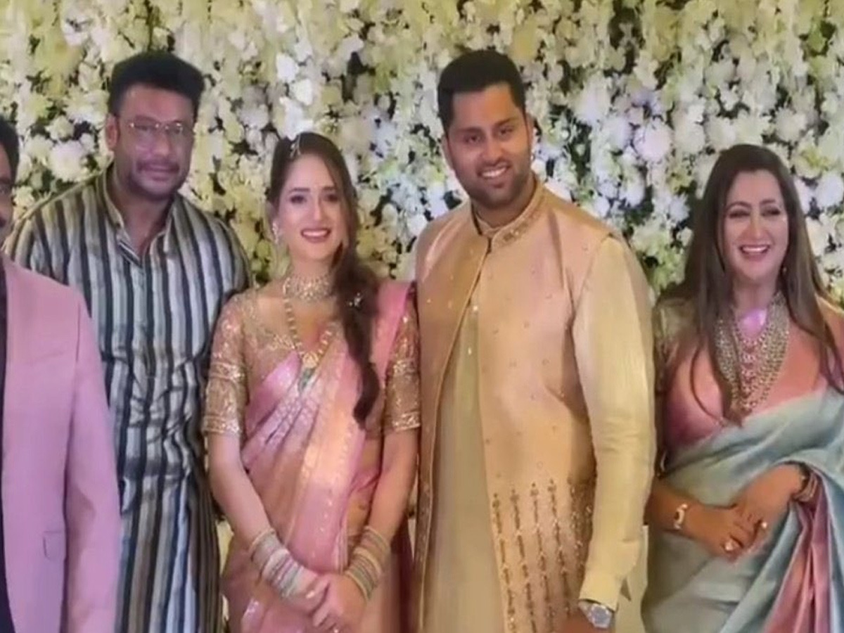 MP Sumalatha Abhishek Ambareesh Engagement  - Sakshi9