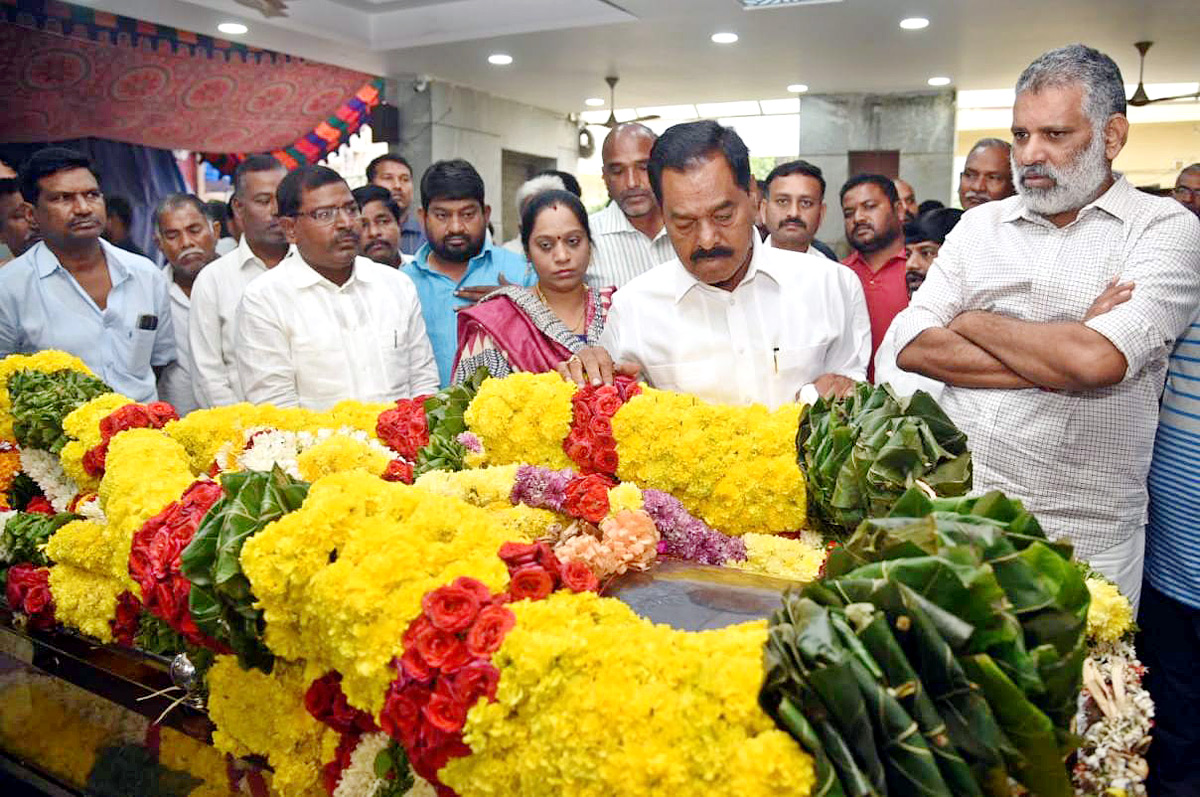 Chandragiri Mla Chevireddy Bhaskar Reddy Lost His Father - Sakshi2