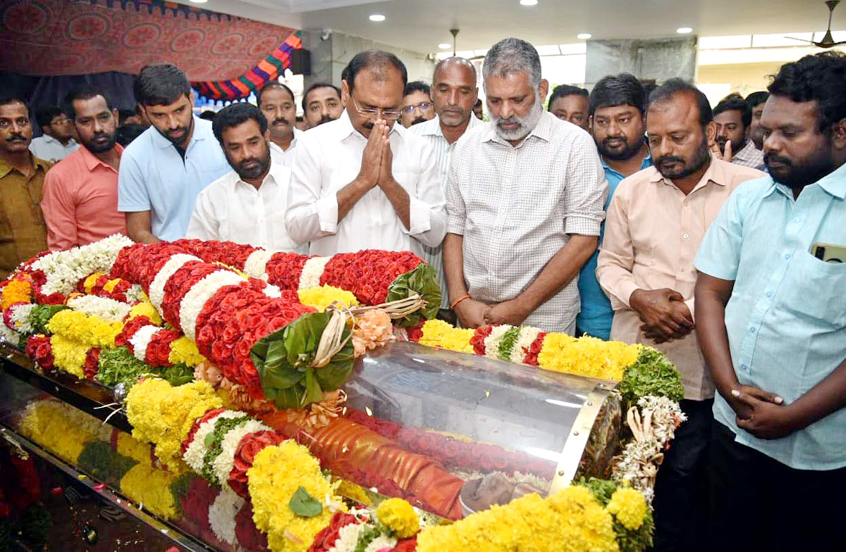 Chandragiri Mla Chevireddy Bhaskar Reddy Lost His Father - Sakshi3