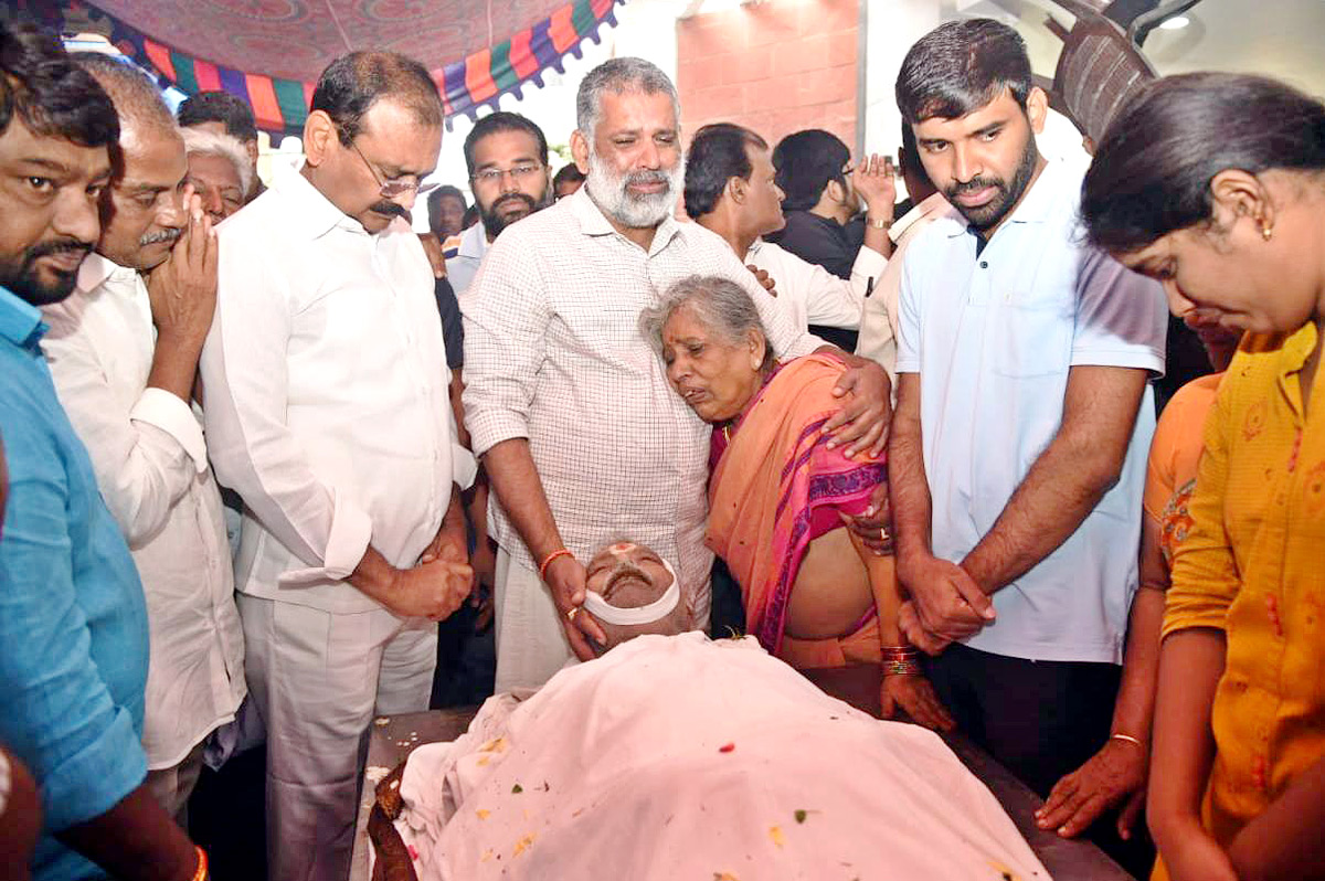 Chandragiri Mla Chevireddy Bhaskar Reddy Lost His Father - Sakshi4