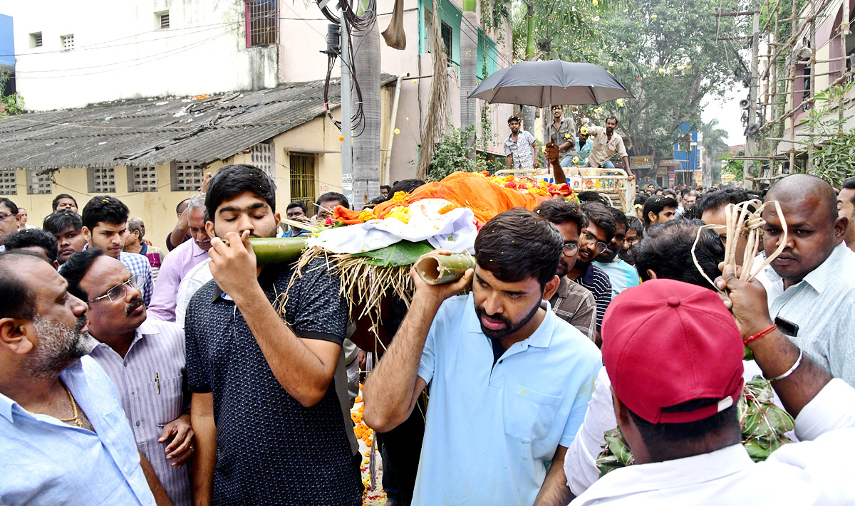 Chandragiri Mla Chevireddy Bhaskar Reddy Lost His Father - Sakshi9