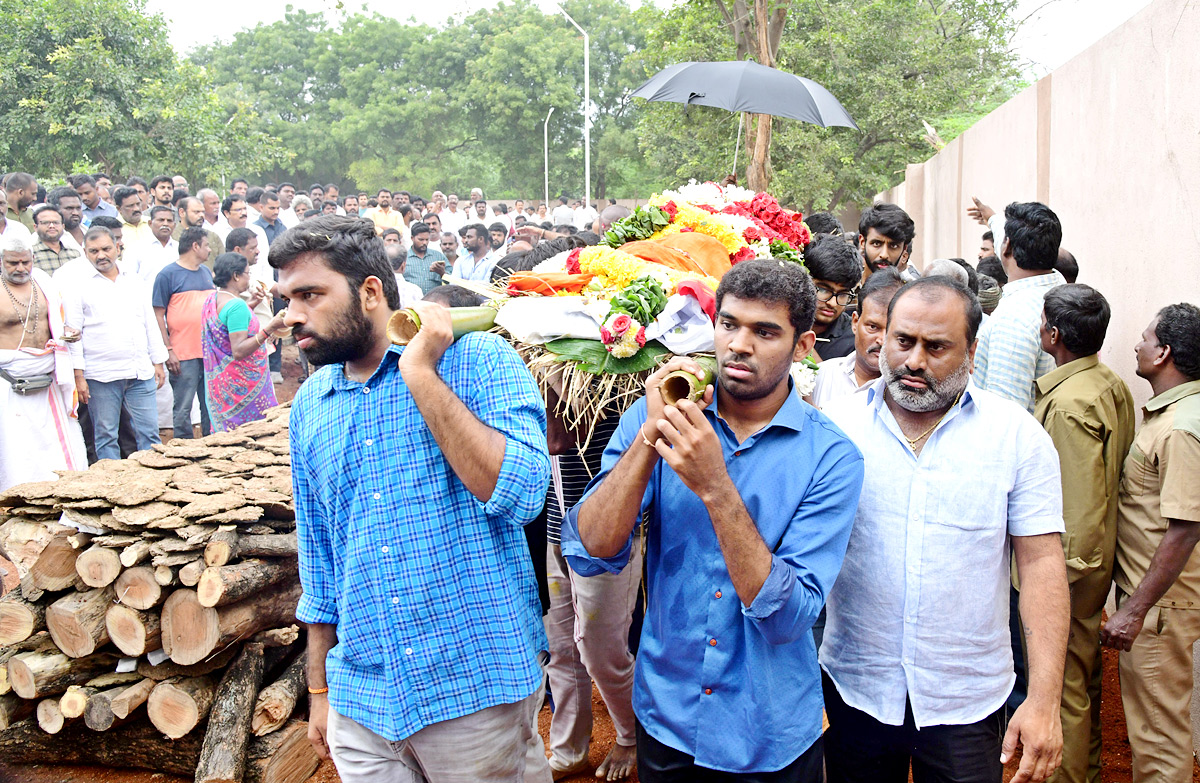 Chandragiri Mla Chevireddy Bhaskar Reddy Lost His Father - Sakshi10