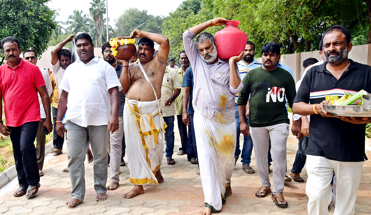 Chandragiri Mla Chevireddy Bhaskar Reddy Lost His Father - Sakshi15