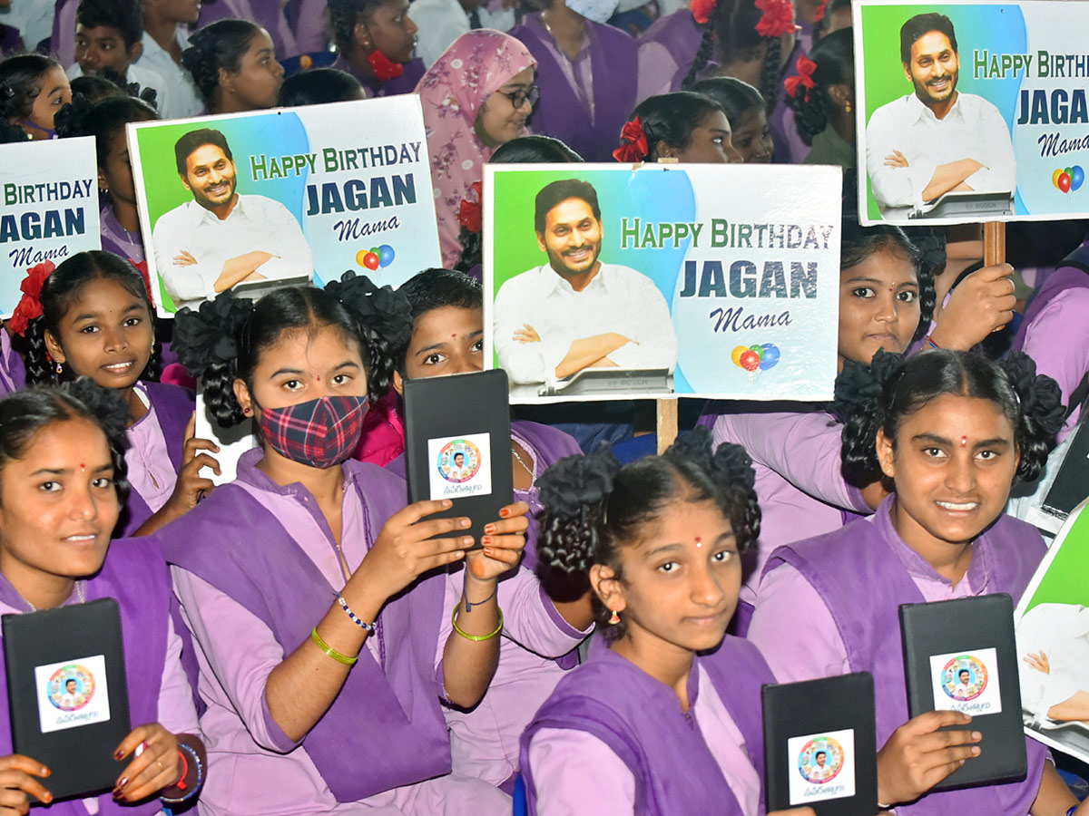 AP Students Thanks To CM Jagan Over Tabs Distribution Photos - Sakshi24