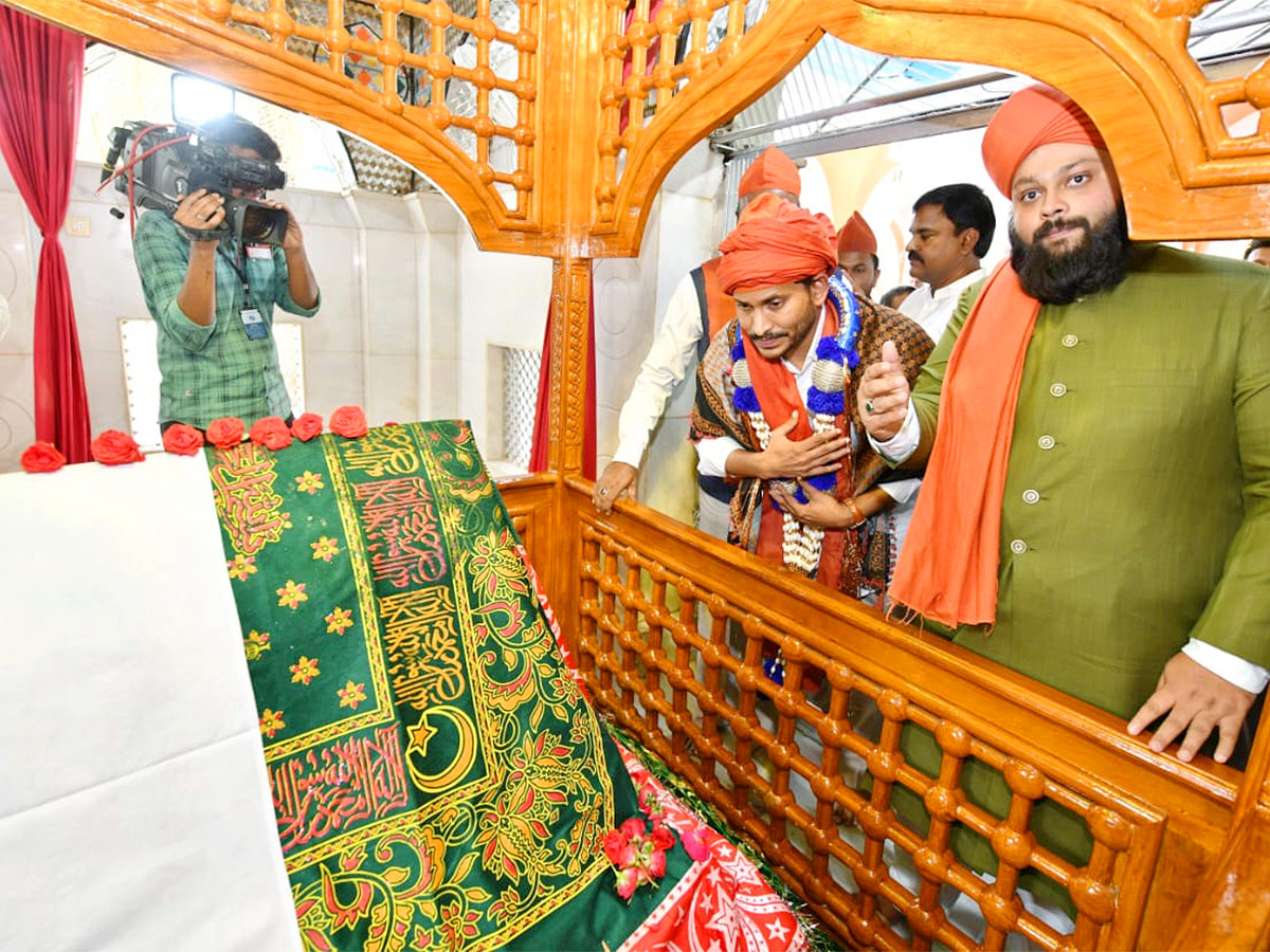 AP CM YS Jagan At Ameen Peer Dargah Photos - Sakshi18