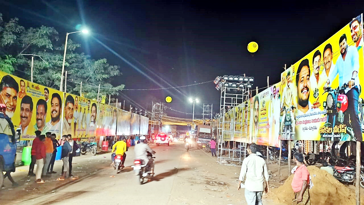 Shocking Incident in Chandrababu Road Show - Sakshi7