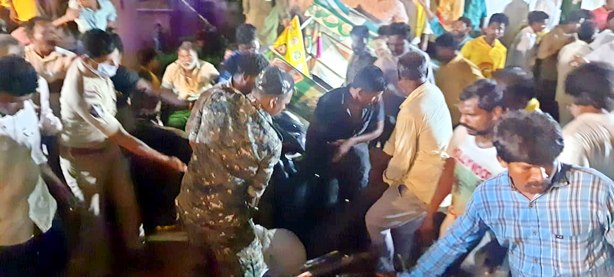 Shocking Incident in Chandrababu Road Show - Sakshi5