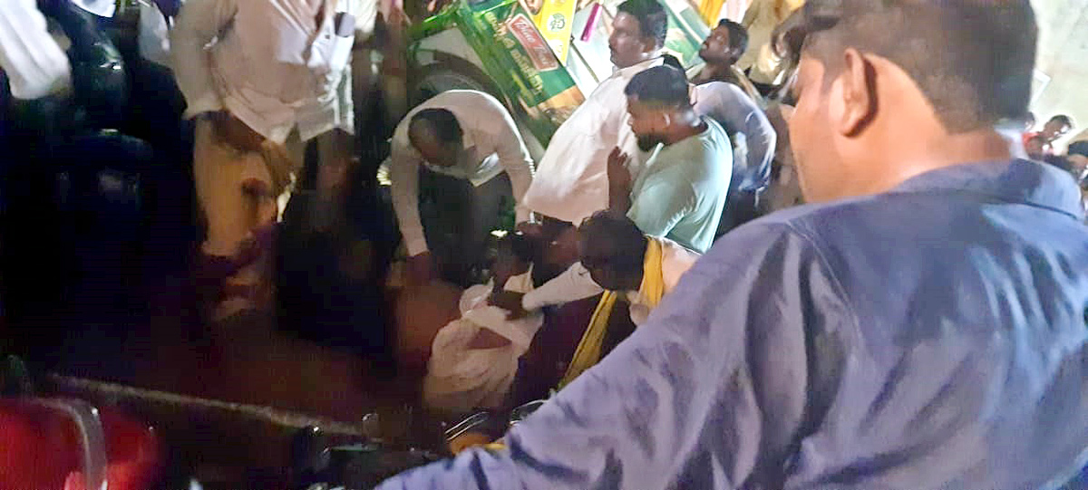 Shocking Incident in Chandrababu Road Show - Sakshi6