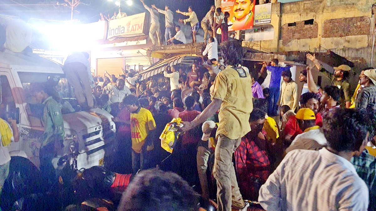 Shocking Incident in Chandrababu Road Show - Sakshi1