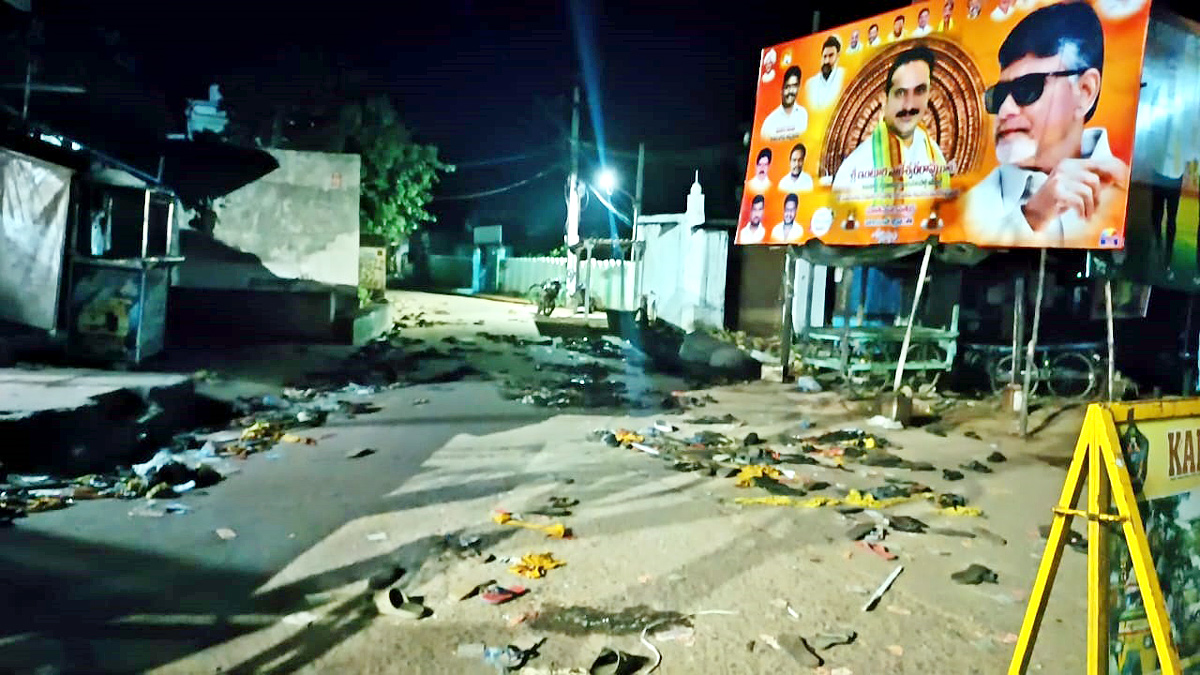 Shocking Incident in Chandrababu Road Show - Sakshi8