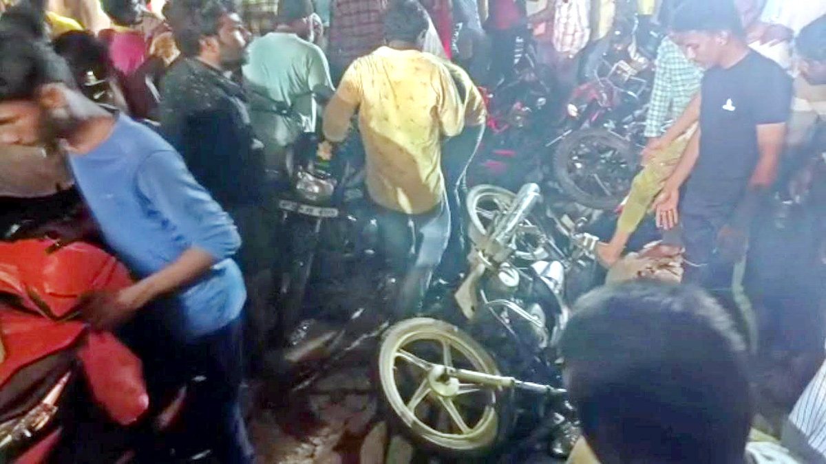 Shocking Incident in Chandrababu Road Show - Sakshi11