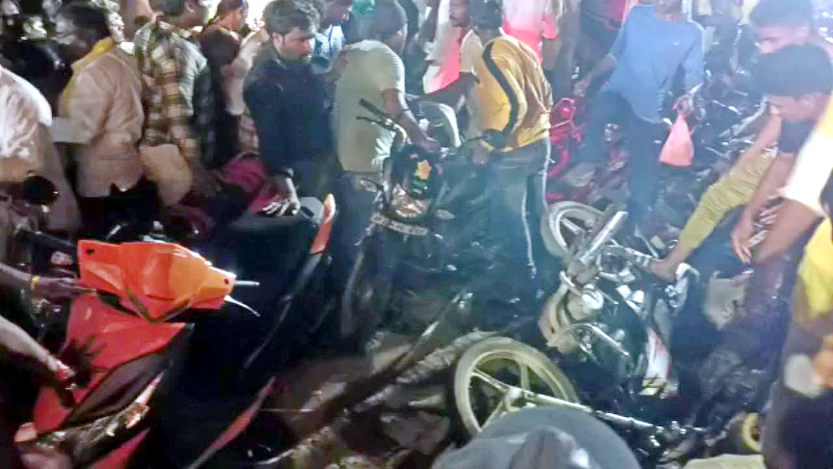 Shocking Incident in Chandrababu Road Show - Sakshi12