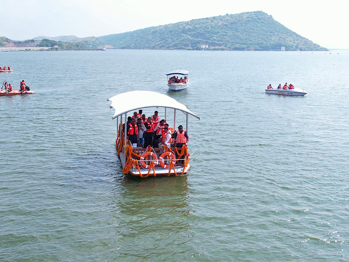CM YS Jagan experiences boating at reservoir in Kadapa district - Sakshi1