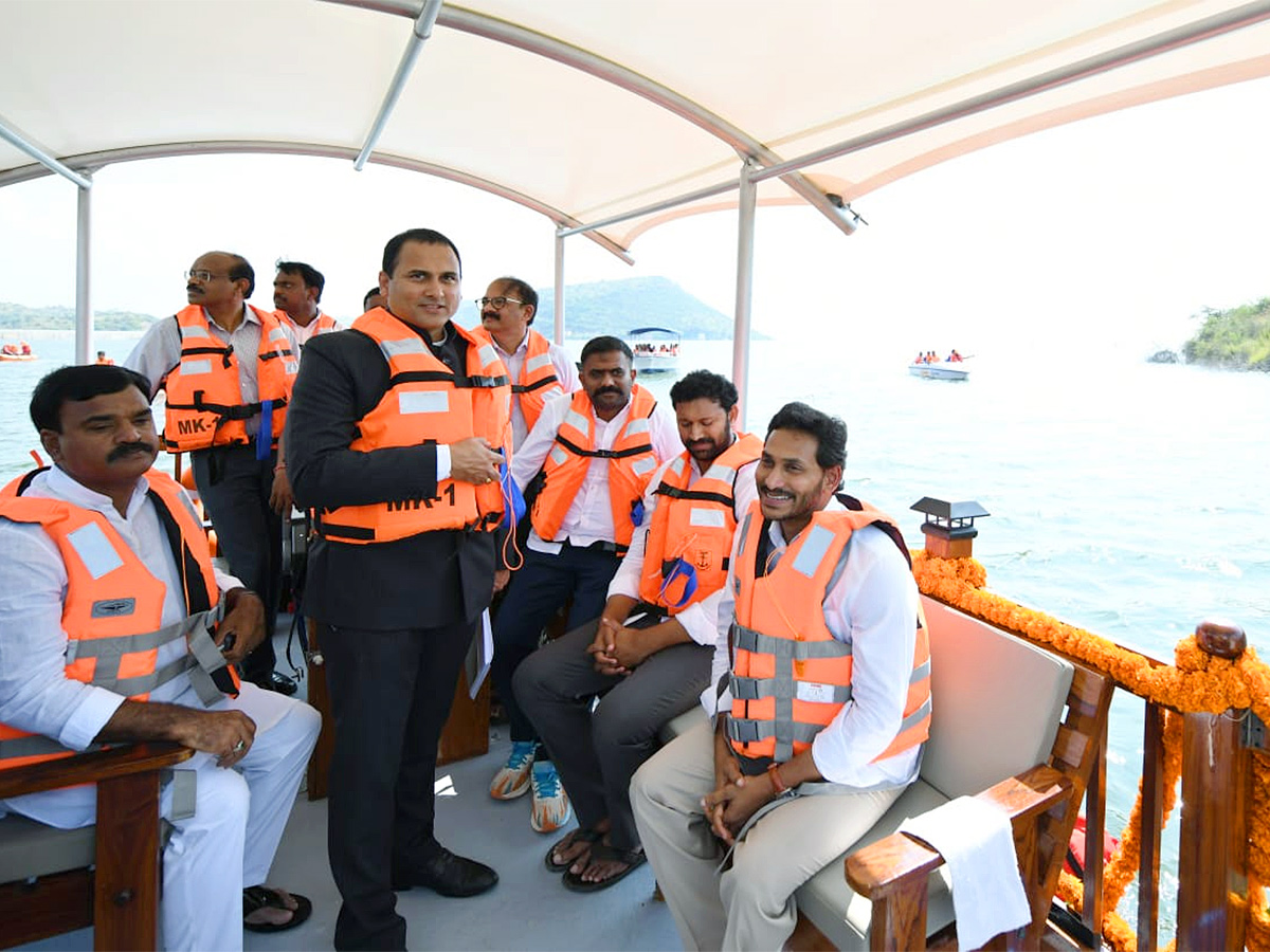 CM YS Jagan experiences boating at reservoir in Kadapa district - Sakshi16