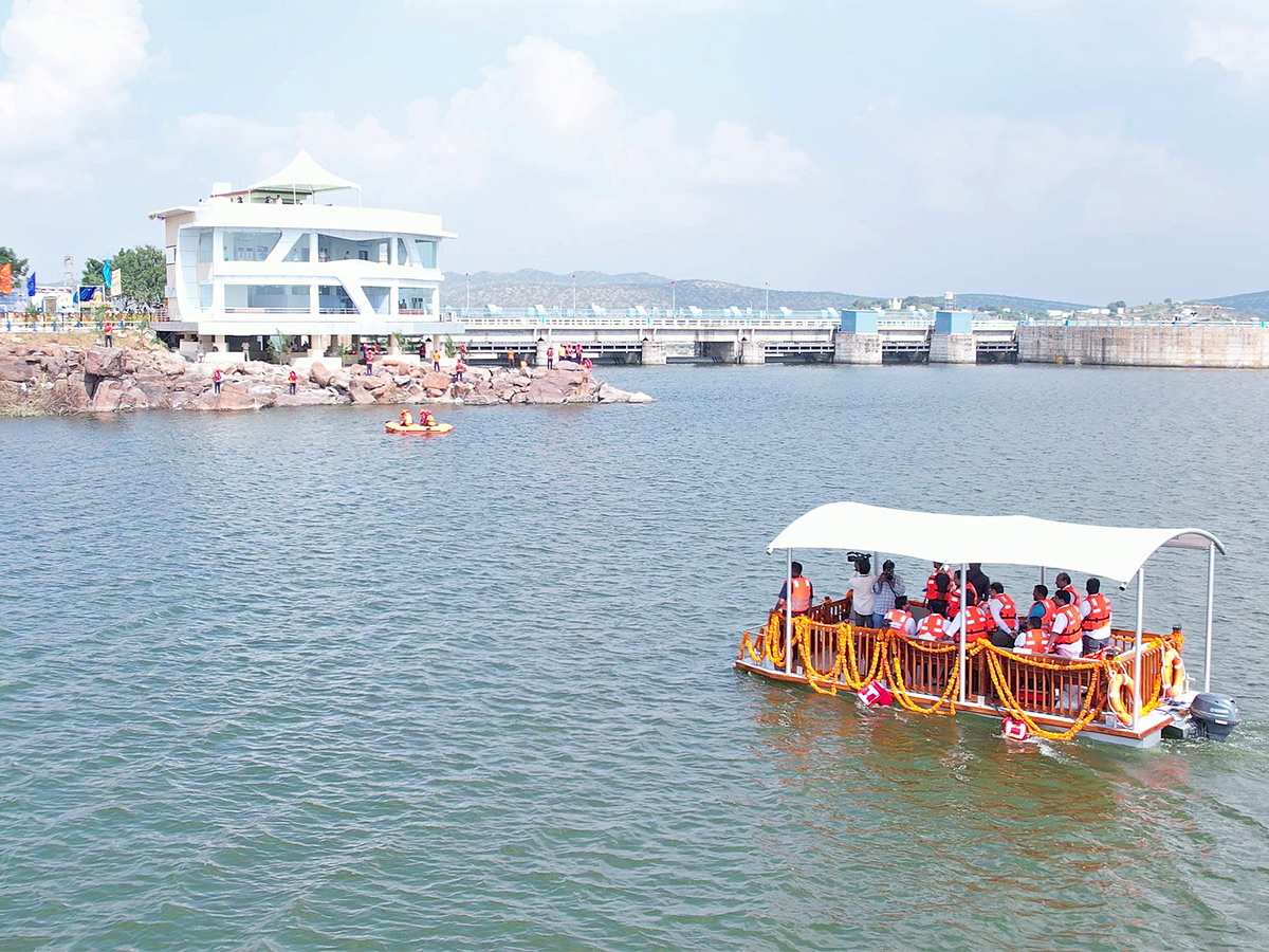 CM YS Jagan experiences boating at reservoir in Kadapa district - Sakshi2