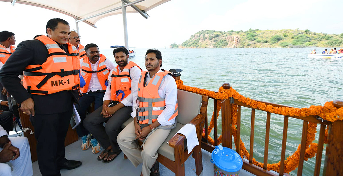 CM YS Jagan experiences boating at reservoir in Kadapa district - Sakshi19