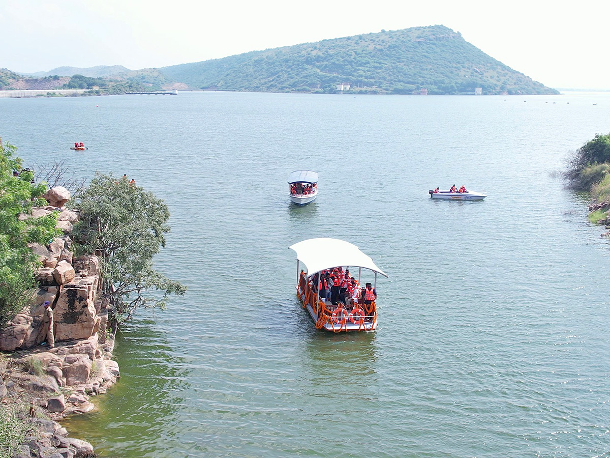 CM YS Jagan experiences boating at reservoir in Kadapa district - Sakshi3