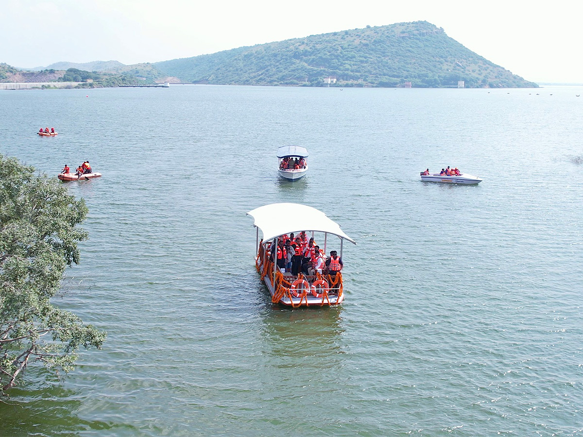 CM YS Jagan experiences boating at reservoir in Kadapa district - Sakshi4