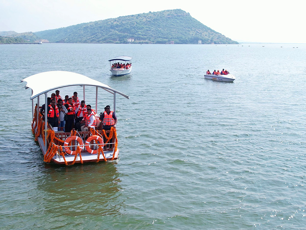 CM YS Jagan experiences boating at reservoir in Kadapa district - Sakshi5
