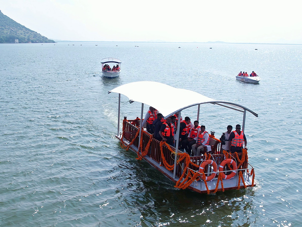 CM YS Jagan experiences boating at reservoir in Kadapa district - Sakshi8