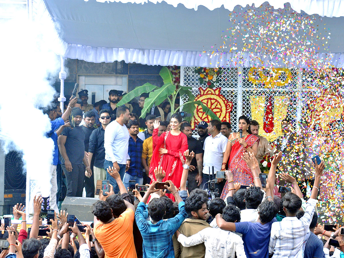 Krithi Shetty Visuals At Tejaswini Grand Opening Nellore - Sakshi12
