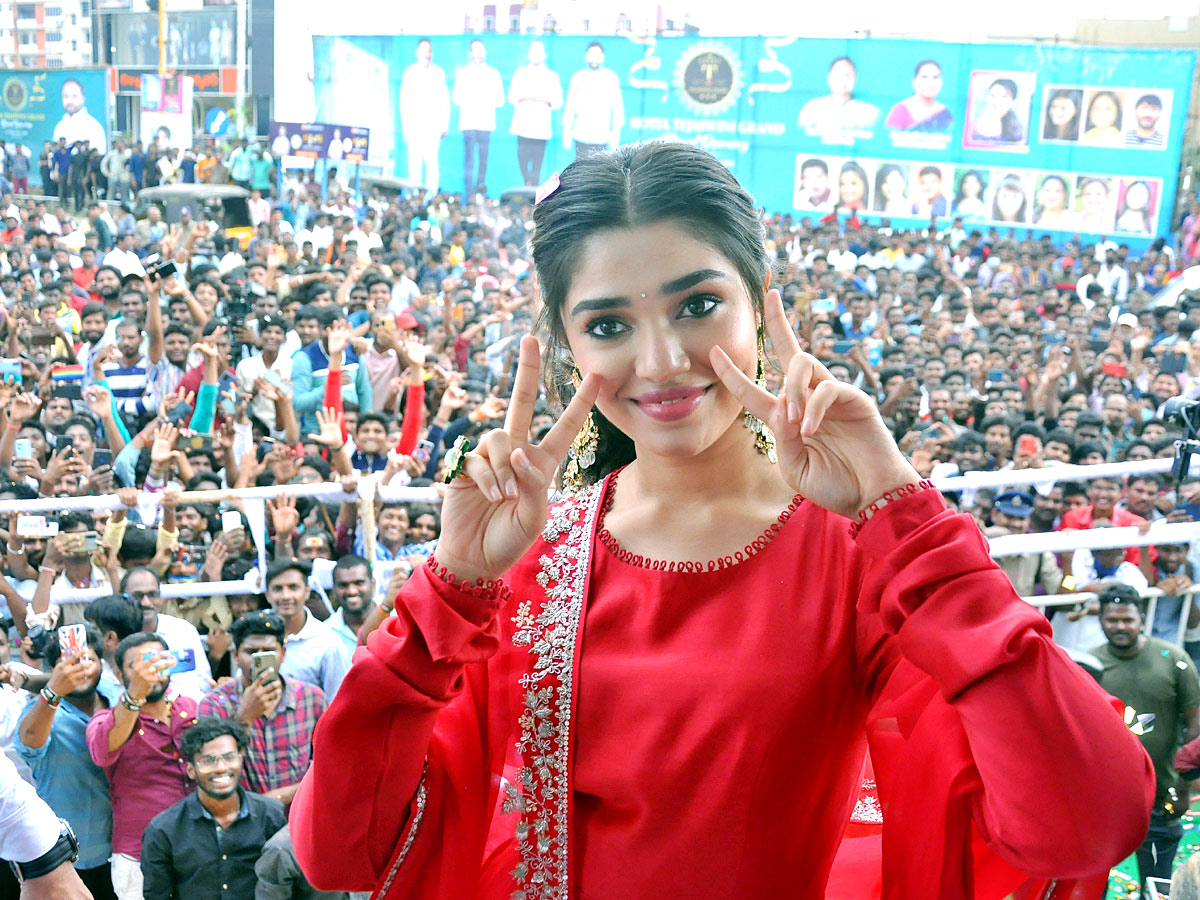 Krithi Shetty Visuals At Tejaswini Grand Opening Nellore - Sakshi3