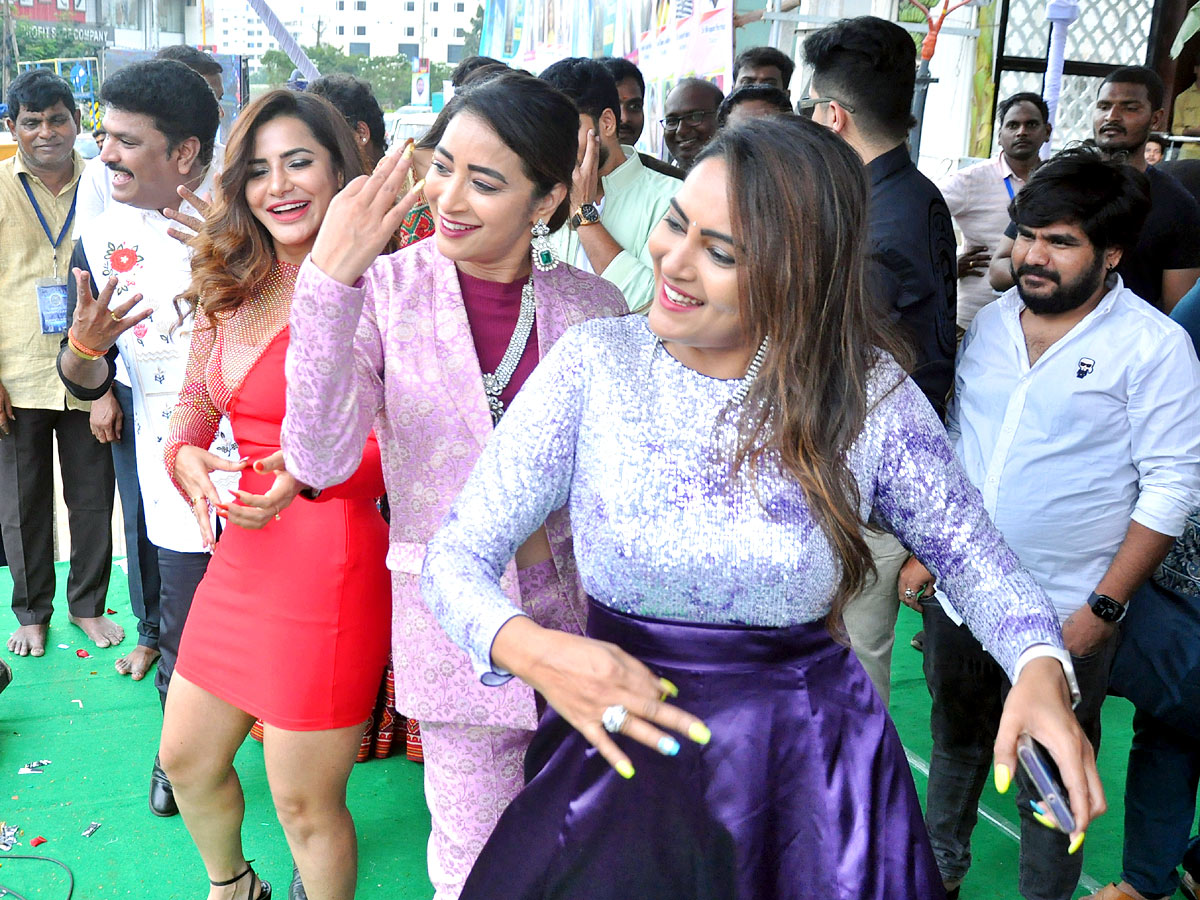 Krithi Shetty Visuals At Tejaswini Grand Opening Nellore - Sakshi6