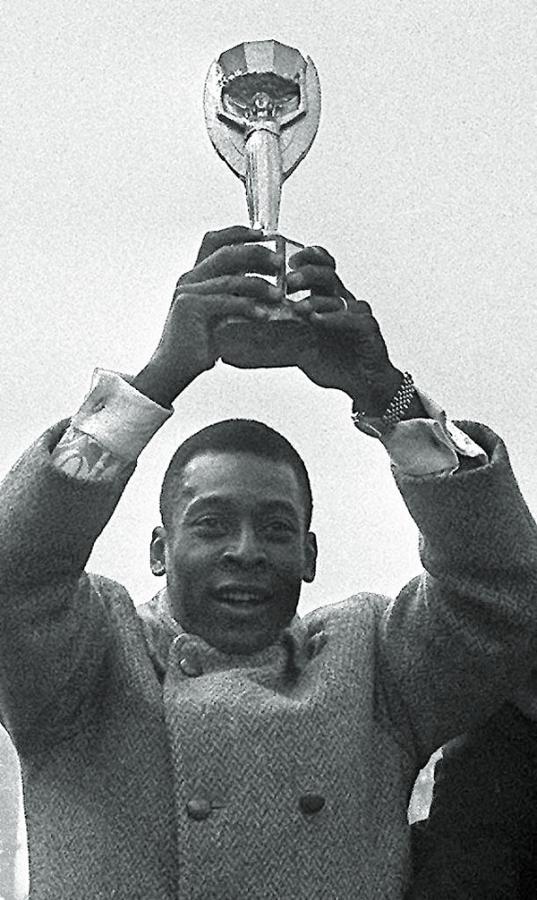 Brazil Football Icon Pele Rare Pictures - Sakshi46