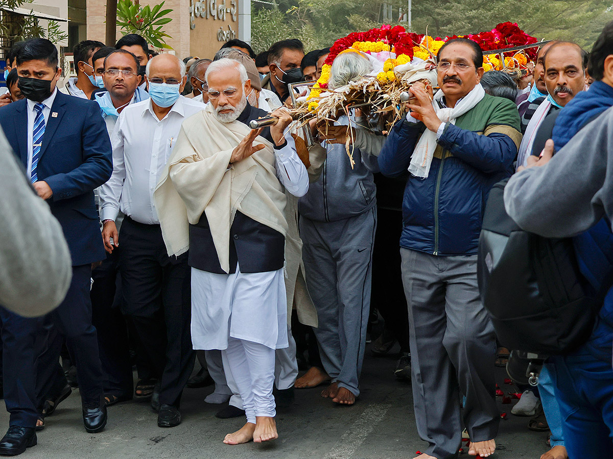PM Narendra Modi Performs Last Rites Of His Mother Heeraben - Sakshi1