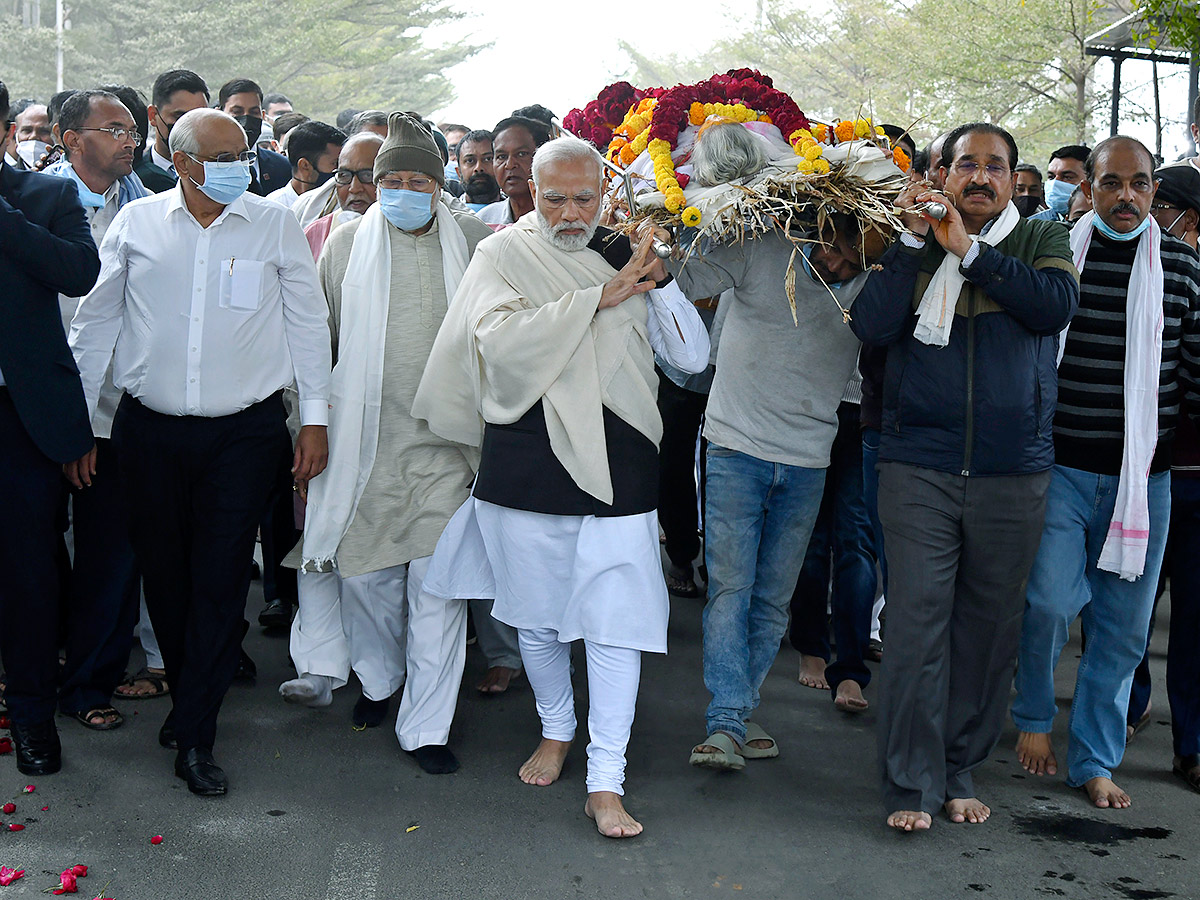 PM Narendra Modi Performs Last Rites Of His Mother Heeraben - Sakshi10
