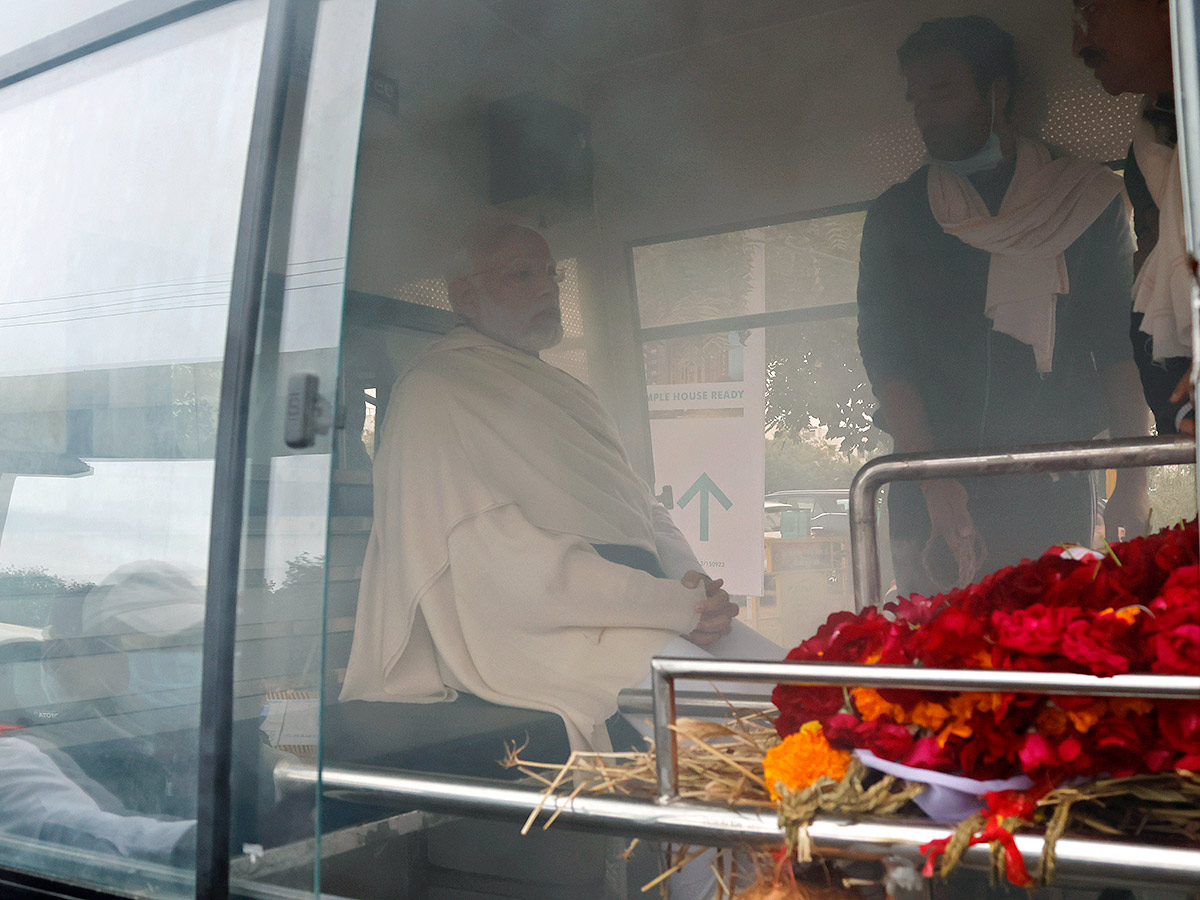 PM Narendra Modi Performs Last Rites Of His Mother Heeraben - Sakshi11