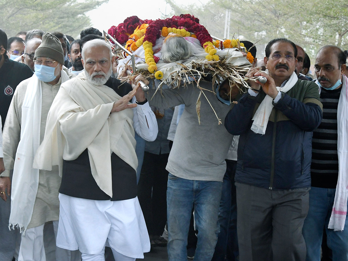 PM Narendra Modi Performs Last Rites Of His Mother Heeraben - Sakshi12