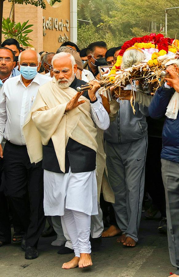 PM Narendra Modi Performs Last Rites Of His Mother Heeraben - Sakshi14