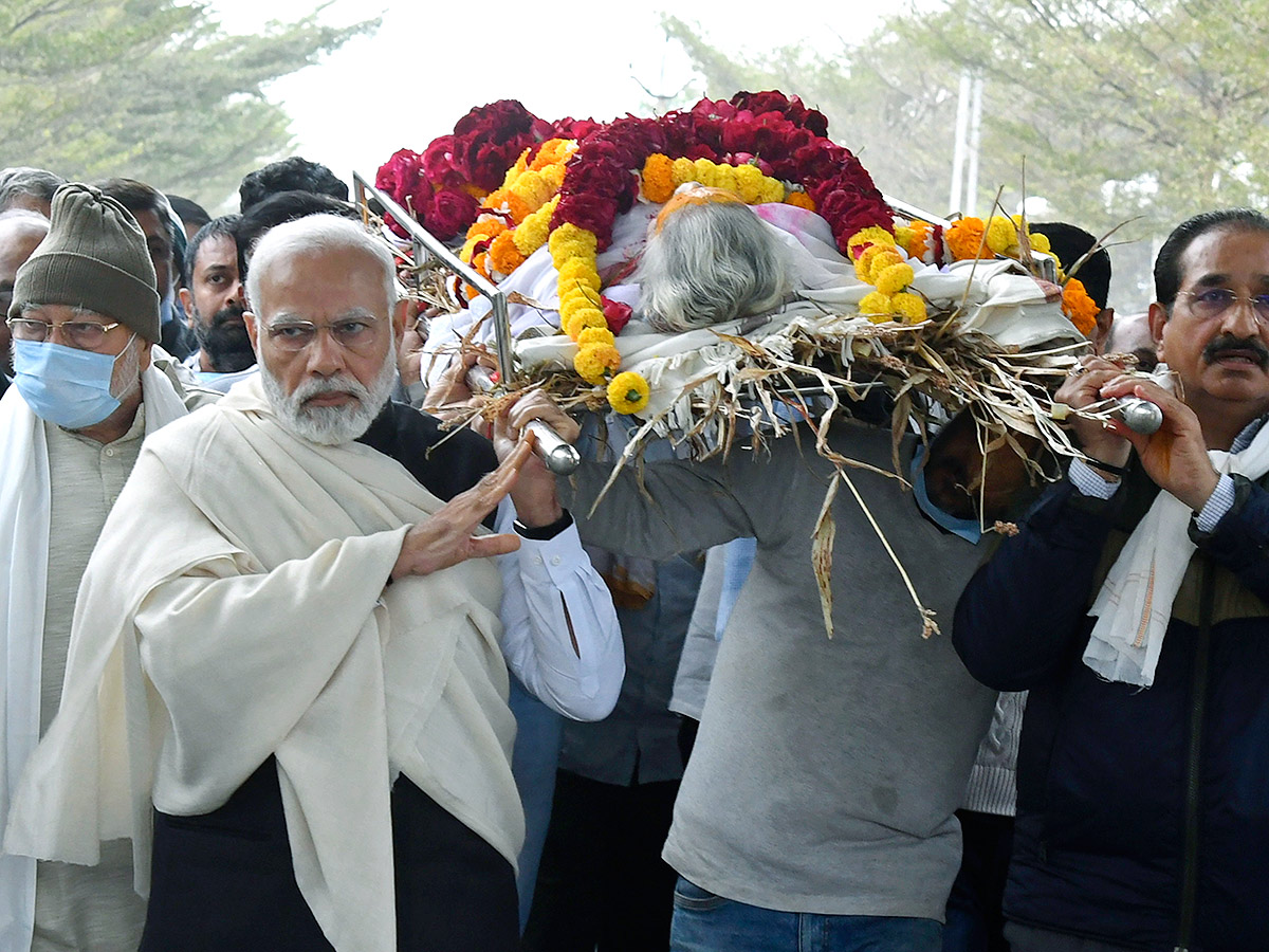 PM Narendra Modi Performs Last Rites Of His Mother Heeraben - Sakshi2