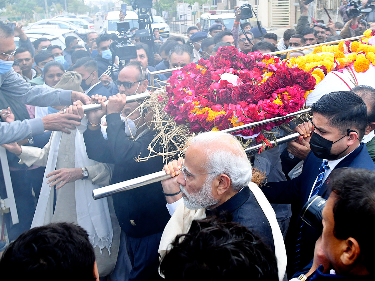 PM Narendra Modi Performs Last Rites Of His Mother Heeraben - Sakshi3