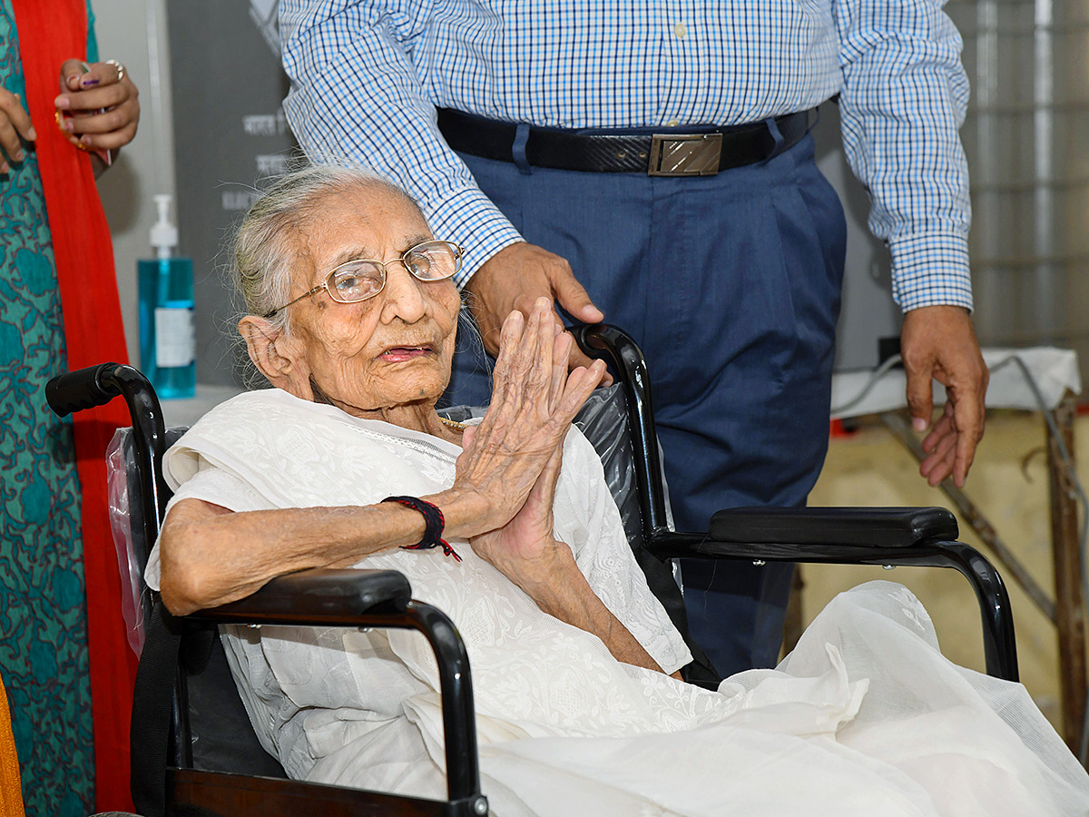PM Narendra Modi Performs Last Rites Of His Mother Heeraben - Sakshi4