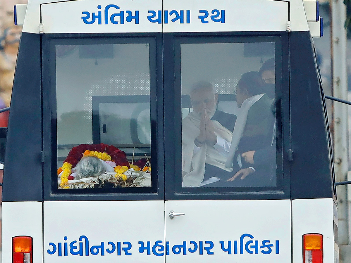 PM Narendra Modi Performs Last Rites Of His Mother Heeraben - Sakshi5