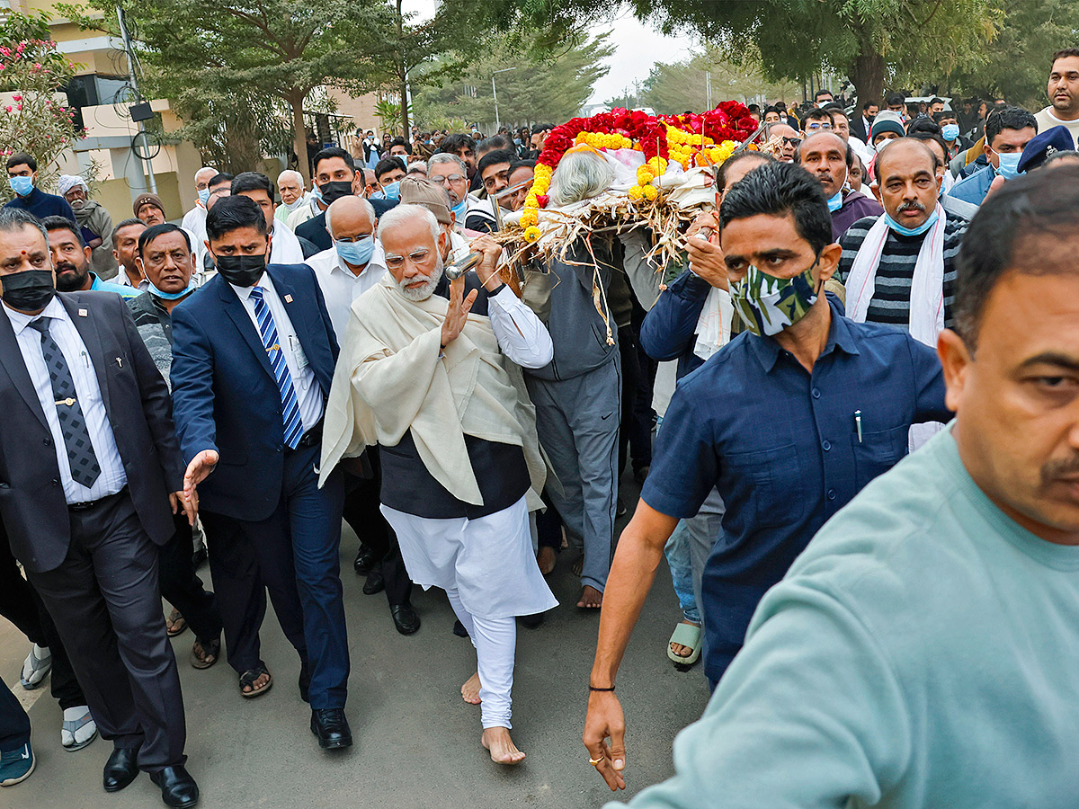 PM Narendra Modi Performs Last Rites Of His Mother Heeraben - Sakshi6